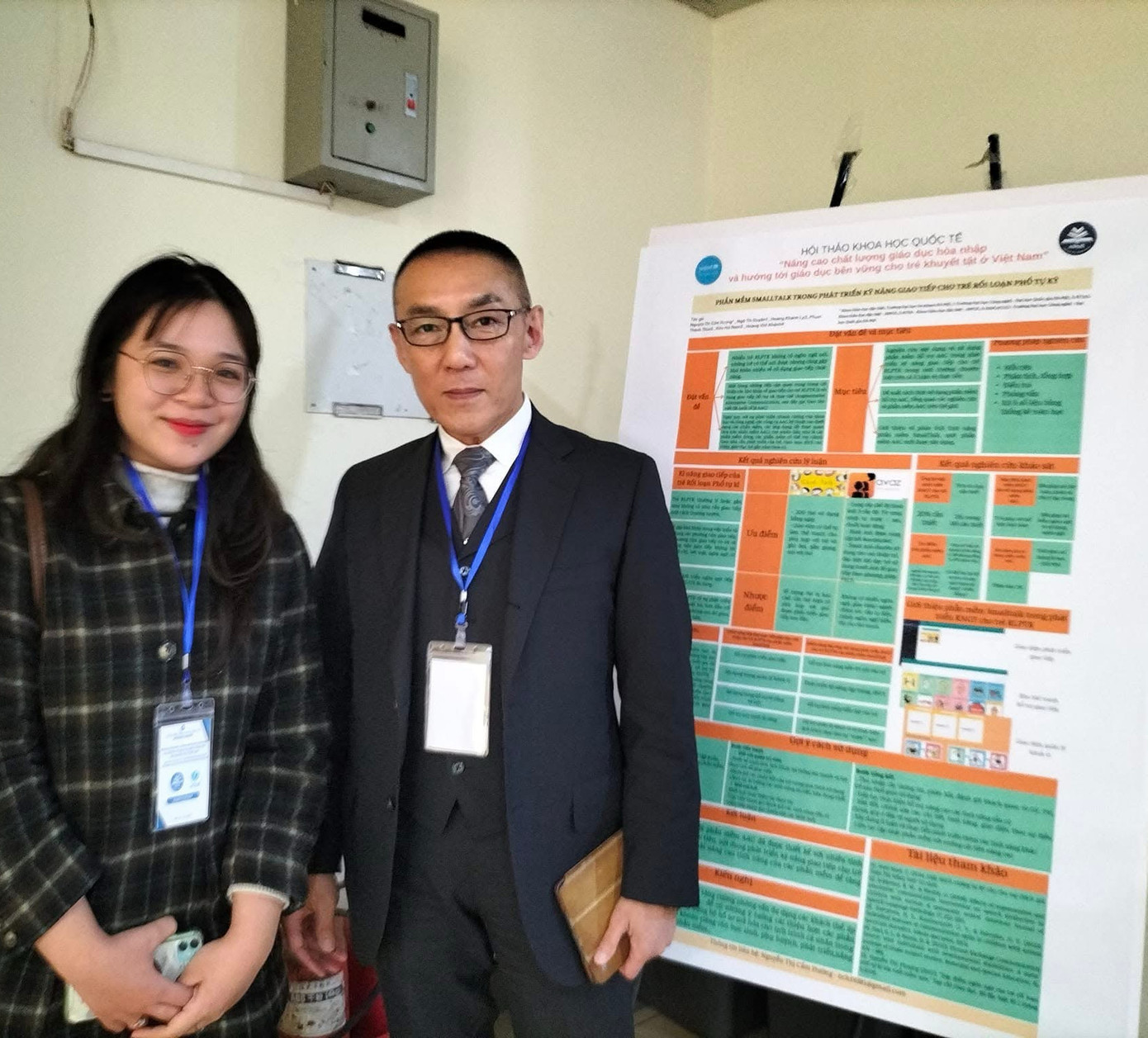 Khánh Ly chụp ảnh lưu niệm với Poster trưng bày tại hội thảo quốc tế với thầy giáo Nhật Bản. Khánh Ly chụp ảnh lưu niệm với Poster trưng bày tại hội thảo quốc tế với thầy giáo Nhật Bản.