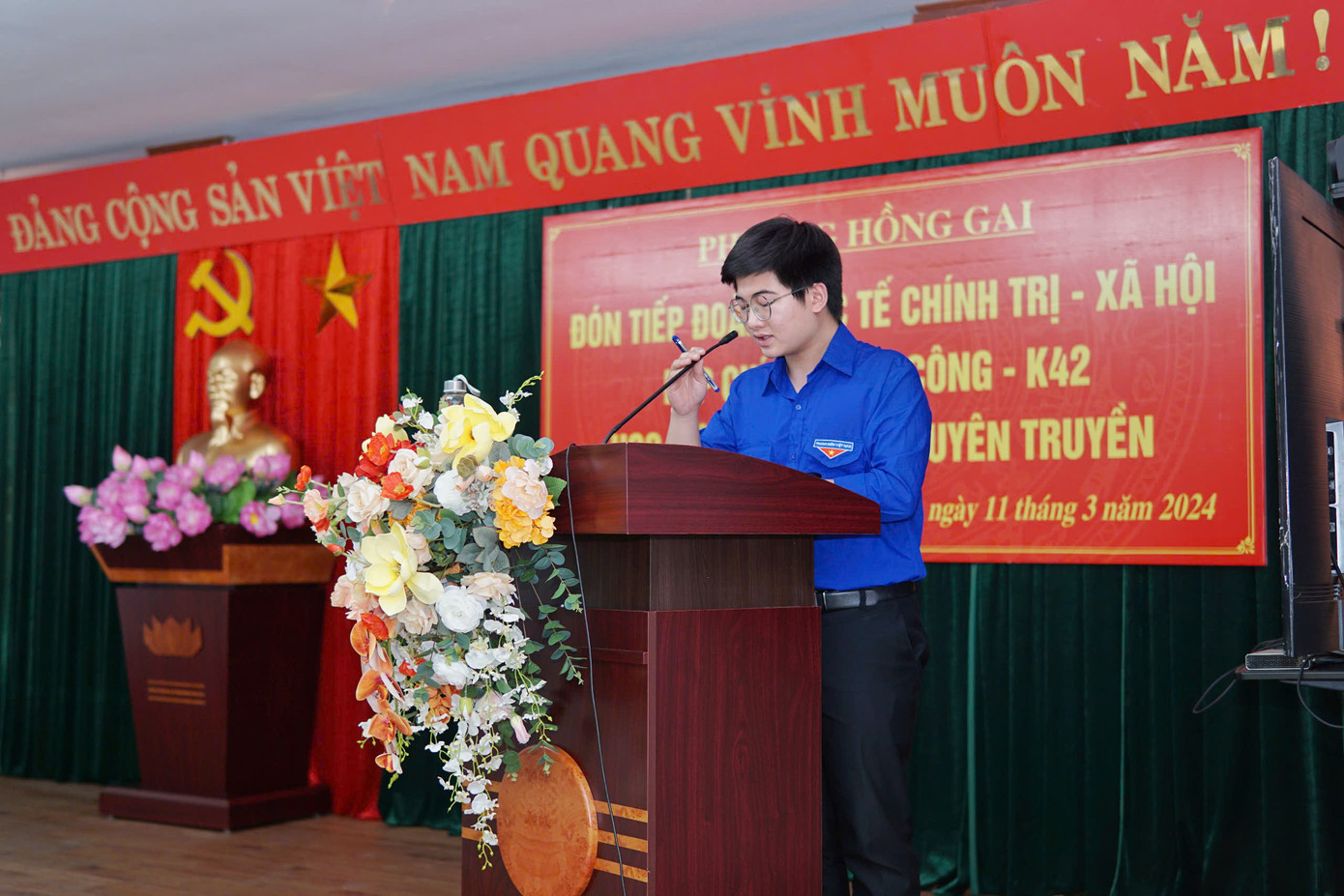 Quốc Huy đại diện Chi đoàn Chính sách công K42 phát biểu trong chuyến thực tế chính trị – xã hội tại Thành phố Hạ Long. Quốc Huy đại diện Chi đoàn Chính sách công K42 phát biểu trong chuyến thực tế chính trị – xã hội tại Thành phố Hạ Long.