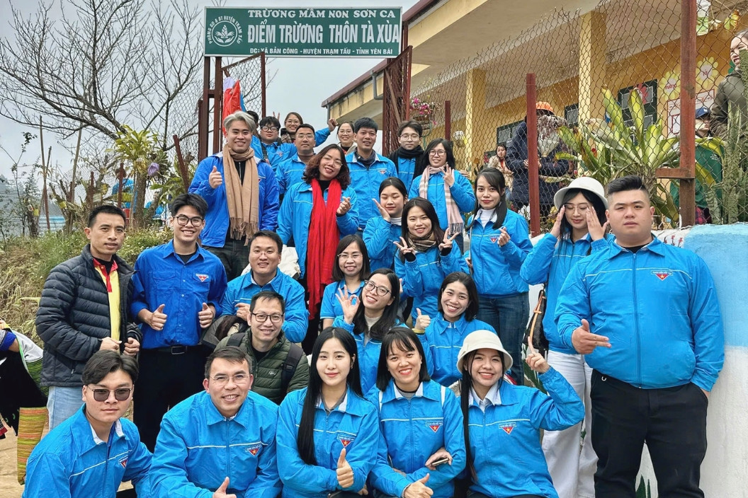 Thu An (hàng đầu, ngoài cùng bên phải) trong chương trình Xuân tình nguyện 2025 tại các điểm trường mầm non của huyện Trạm Tấu, tỉnh Yên Bái.