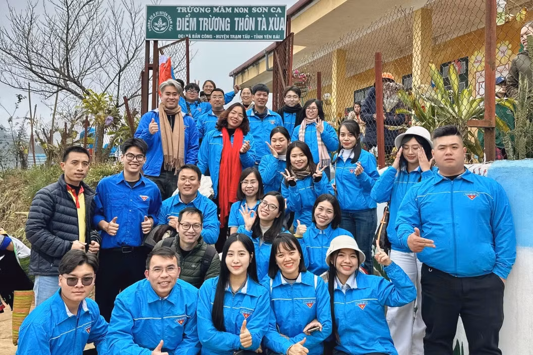 Thu An (hàng đầu, ngoài cùng bên phải) trong chương trình Xuân tình nguyện 2025 tại các điểm trường mầm non của huyện Trạm Tấu, tỉnh Yên Bái.