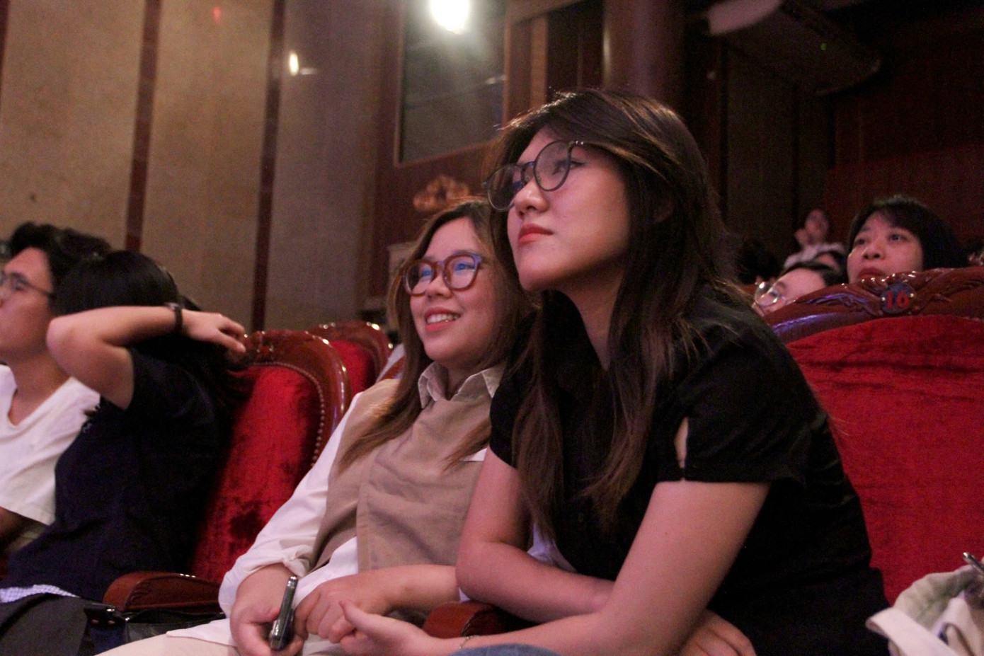 Nhiều bạn trẻ hào hứng thưởng thức từng trích đoạn chèo trong không gian đậm chất văn hóa dân tộc.