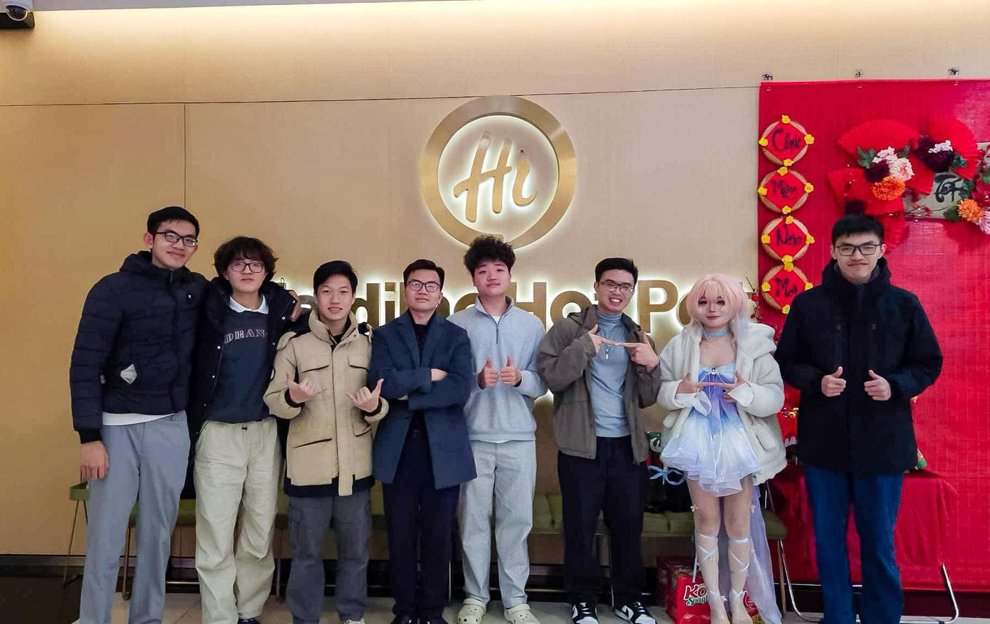 Khánh Duy ( thứ 3 từ phải vào) cùng đội tuyển Olympic Vật lý Việt Nam thi Quốc tế Khánh Duy ( thứ 3 từ phải vào) cùng đội tuyển Olympic Vật lý Việt Nam thi Quốc tế