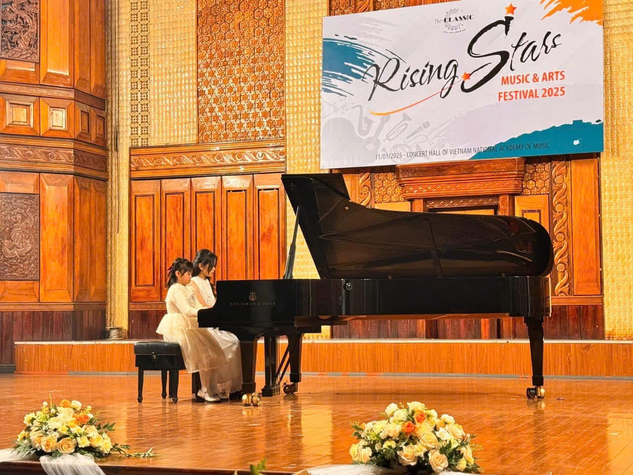 Mai Phương hòa tấu piano four hands cùng học sinh. Mai Phương hòa tấu piano four hands cùng học sinh.