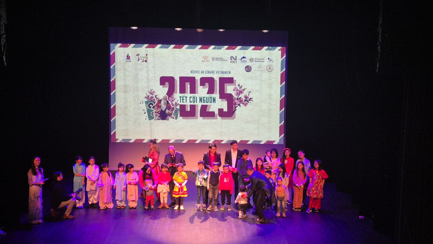 Lan tham gia sự kiện Tết Cội Nguồn 2025 tại Pháp, nơi Lan được hòa mình vào không khí quê hương cùng những người con xa xứ. Lan tham gia sự kiện Tết Cội Nguồn 2025 tại Pháp, nơi Lan được hòa mình vào không khí quê hương cùng những người con xa xứ.