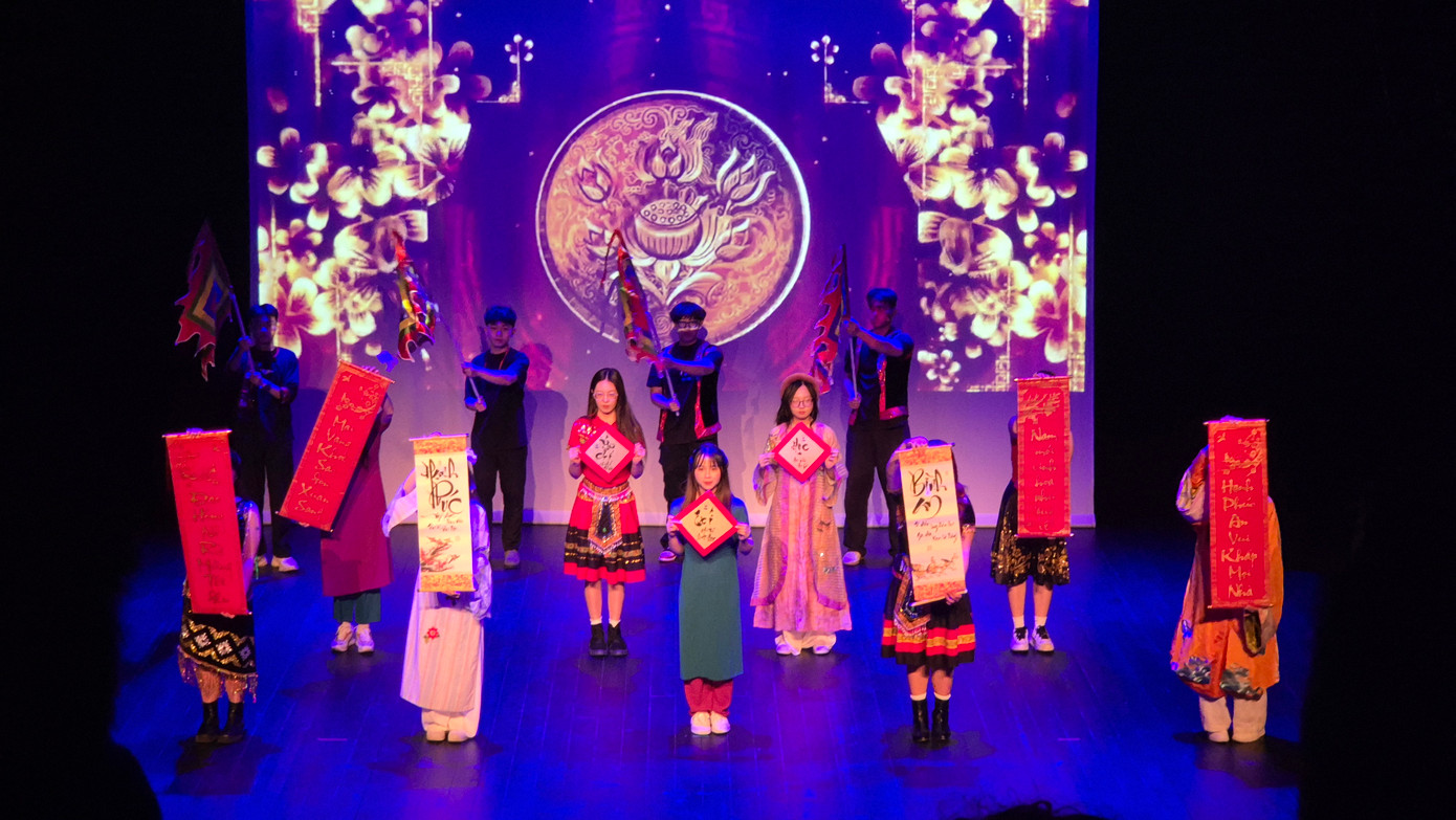 Ở Rennes, Lan tham gia sự kiện “Tết Cội Nguồn” 2025 do Hội Sinh viên Việt Nam tại Rennes tổ chức. Ở Rennes, Lan tham gia sự kiện “Tết Cội Nguồn” 2025 do Hội Sinh viên Việt Nam tại Rennes tổ chức.