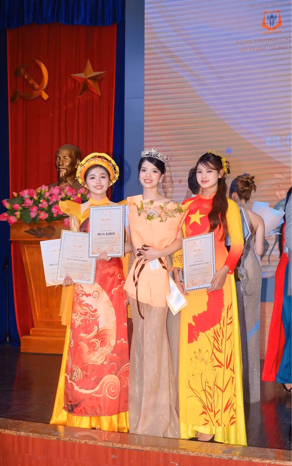 Hoa khôi Trà My cùng các người đẹp của cuộc thi Sinh viên Thanh lịch Tri thức 2025. Hoa khôi Trà My cùng các người đẹp của cuộc thi Sinh viên Thanh lịch Tri thức 2025.