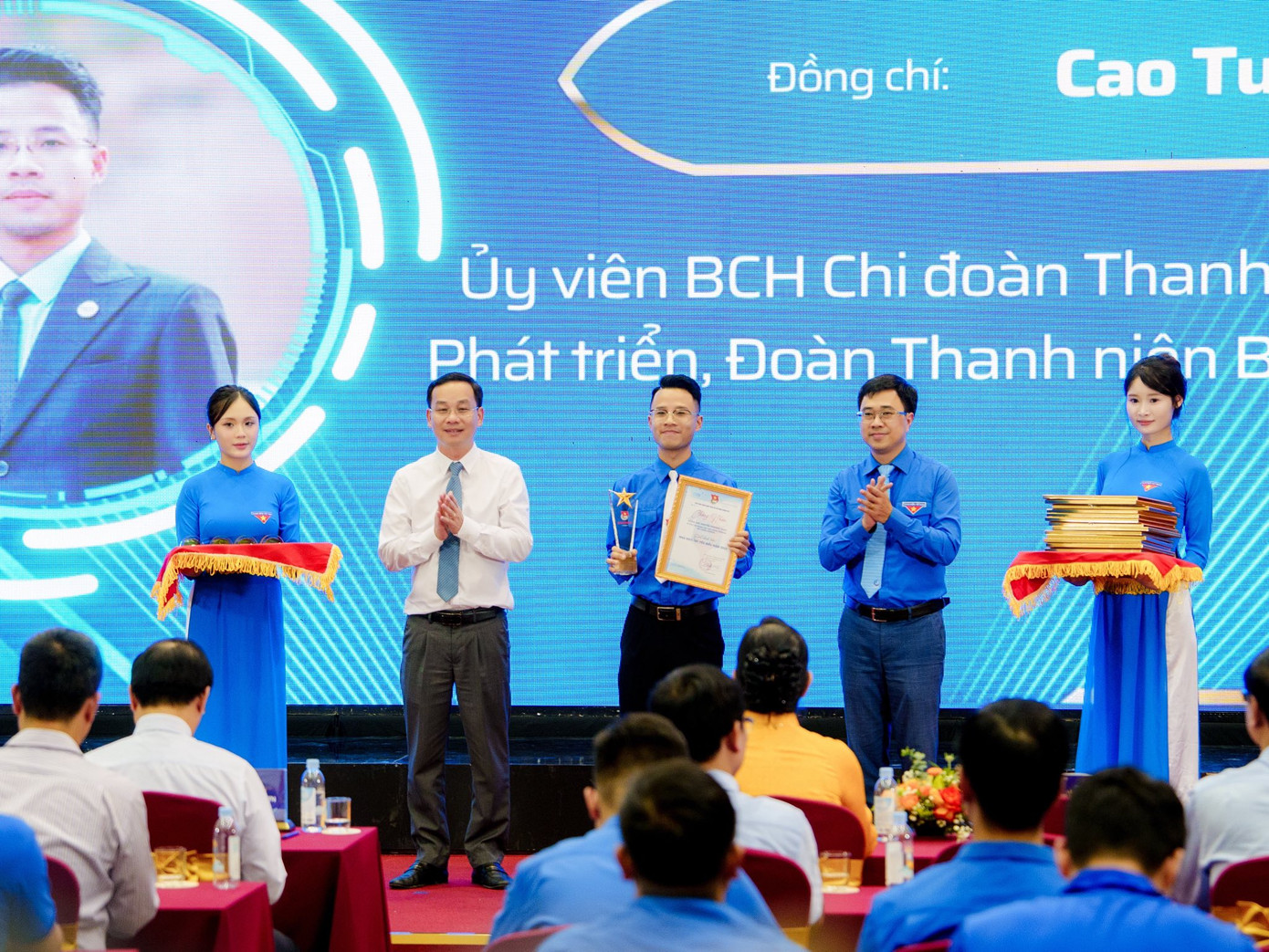 Cao Tuấn Ninh được Đoàn Thanh niên Chính phủ tuyên dương là Nhà báo trẻ tiêu biểu năm 2025. Cao Tuấn Ninh được Đoàn Thanh niên Chính phủ tuyên dương là Nhà báo trẻ tiêu biểu năm 2025.