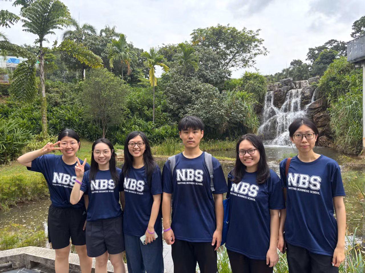 Phương cùng các bạn học tại Singapore trong ngày khai giảng.