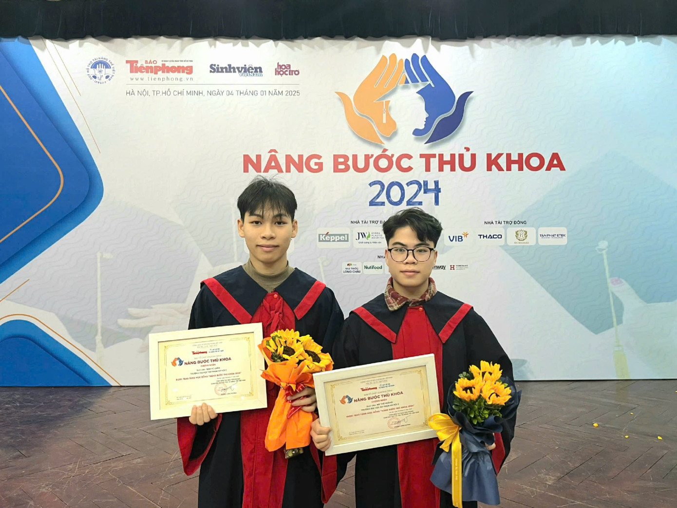 Vũ Luân (bên trái) nhận học bổng Nâng bước thủ khoa 2024. Vũ Luân (bên trái) nhận học bổng Nâng bước thủ khoa 2024.