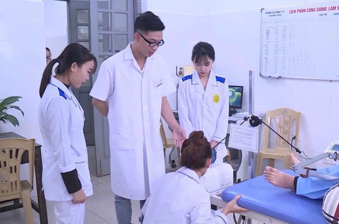 Giảng viên Trần Đức Hưng hướng dẫn các bạn sinh viên.