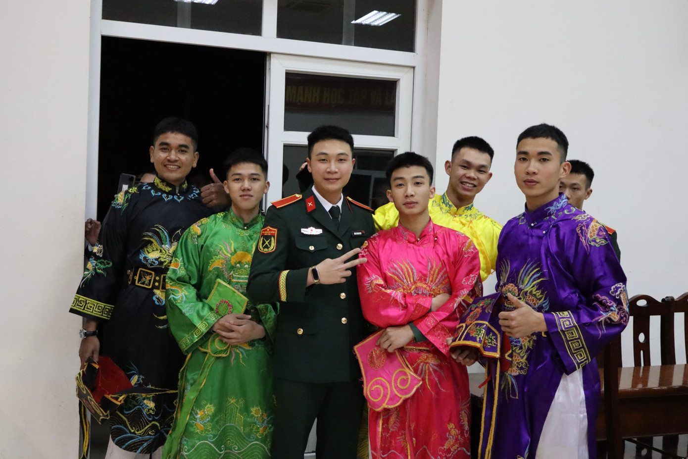 Các chiến sĩ tham gia diễn kịch Táo quân đêm 29 Tết.