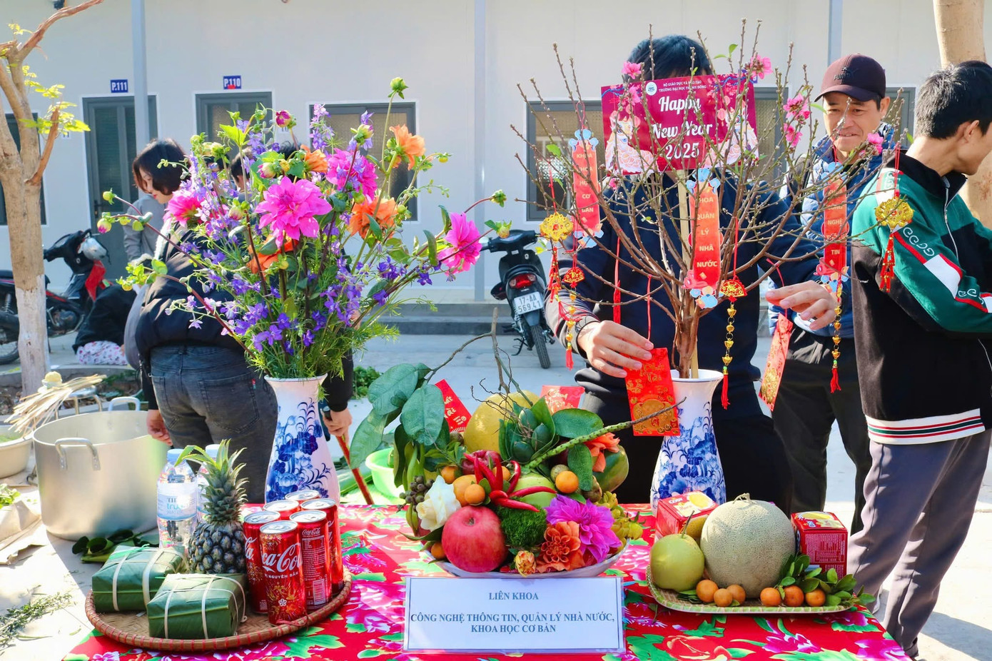 Sinh viên Trường Đại học Thành Đông tham gia Hội thi “Gói Bánh chưng - Trưng bày Mâm ngũ quả ngày Tết” năm 2025 (Nguồn: Trường Đại học Thành Đông). Sinh viên Trường Đại học Thành Đông tham gia Hội thi “Gói Bánh chưng - Trưng bày Mâm ngũ quả ngày Tết” năm 2025 (Nguồn: Trường Đại học Thành Đông).