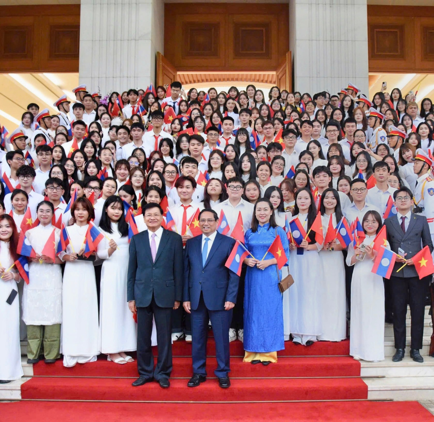 Anh Khoa và các sinh viên xuất sắc được đứng chung khung hình với Tổng Bí thư Lào và Thủ tướng Phạm Minh Chính.