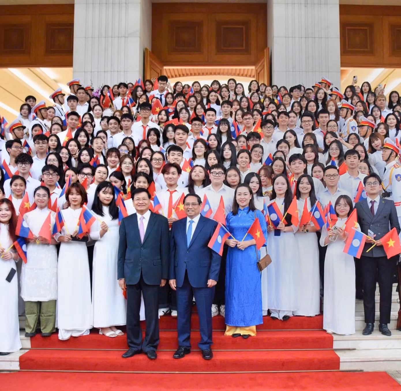Anh Khoa và các sinh viên xuất sắc được đứng chung khung hình với Tổng Bí thư Lào và Thủ tướng Phạm Minh Chính. Anh Khoa và các sinh viên xuất sắc được đứng chung khung hình với Tổng Bí thư Lào và Thủ tướng Phạm Minh Chính.