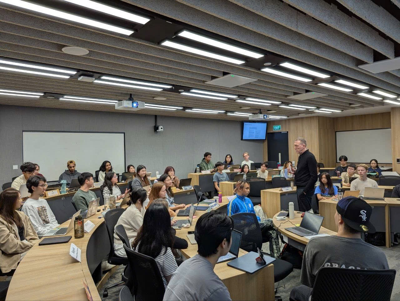 Nguyễn Minh Quỳnh trong giờ học tại trường SMU – nơi cô bắt đầu hành trình học tập và trưởng thành trong môi trường quốc tế.