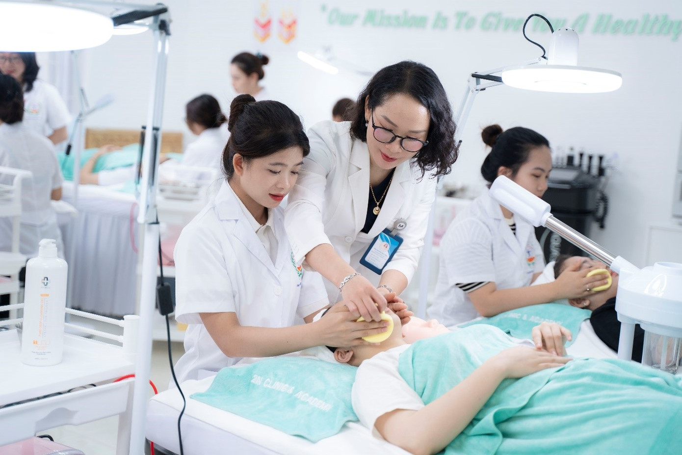 Học viên học thực hành tại TT chăm sóc sức khỏe và sắc đẹp của trường. Học viên học thực hành tại TT chăm sóc sức khỏe và sắc đẹp của trường.