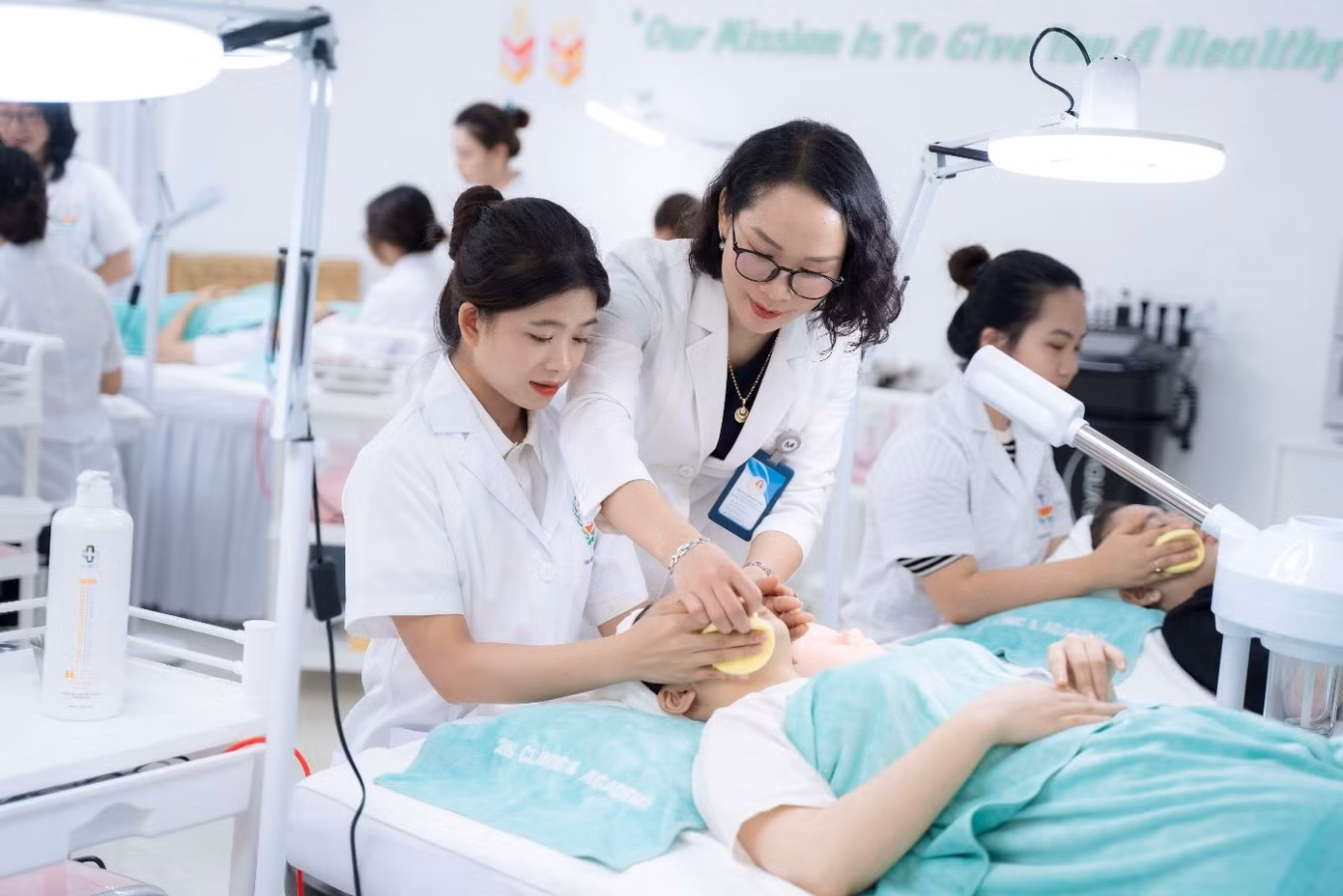 Học viên học thực hành tại TT chăm sóc sức khỏe và sắc đẹp của trường.