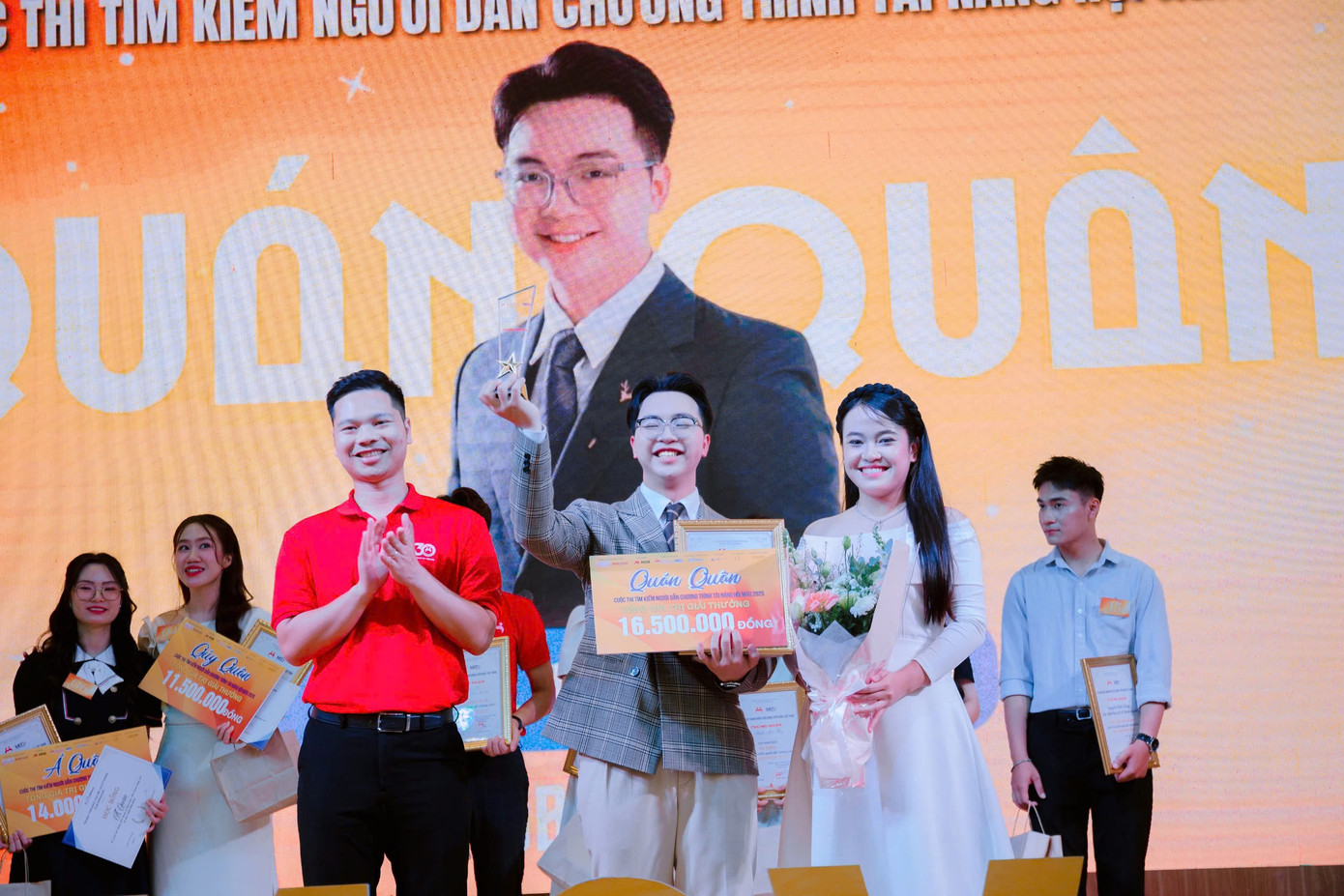 Khoảnh khắc đăng quang Quán quân chung cuộc của nam sinh trường Cao đẳng FPT Polytechnic tại sân khấu MC Volunteer 2025.