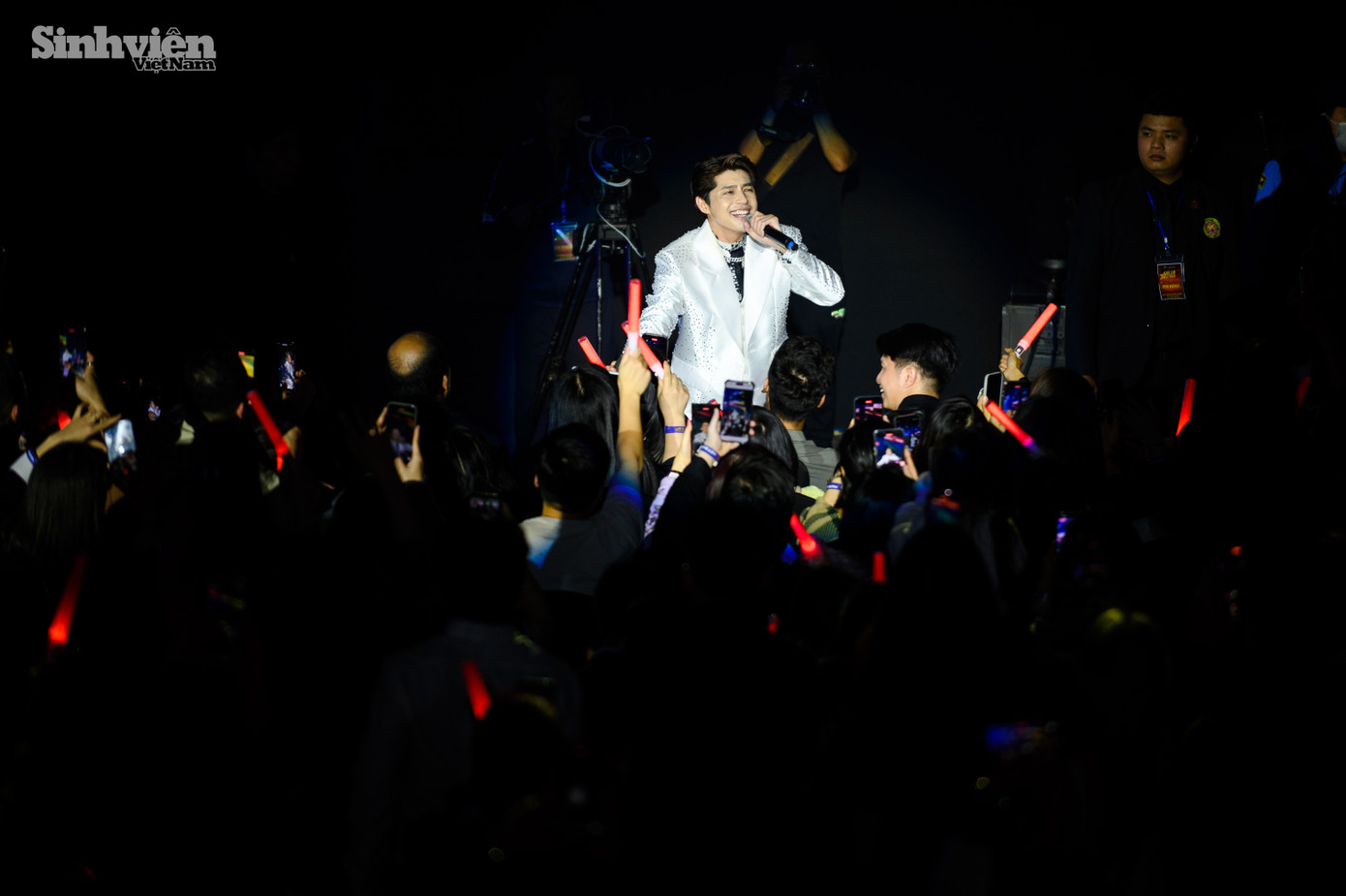 Thần thái ngôi sao của nam ca sĩ khiến khán giả &apos;đứng ngồi không yên&apos;.