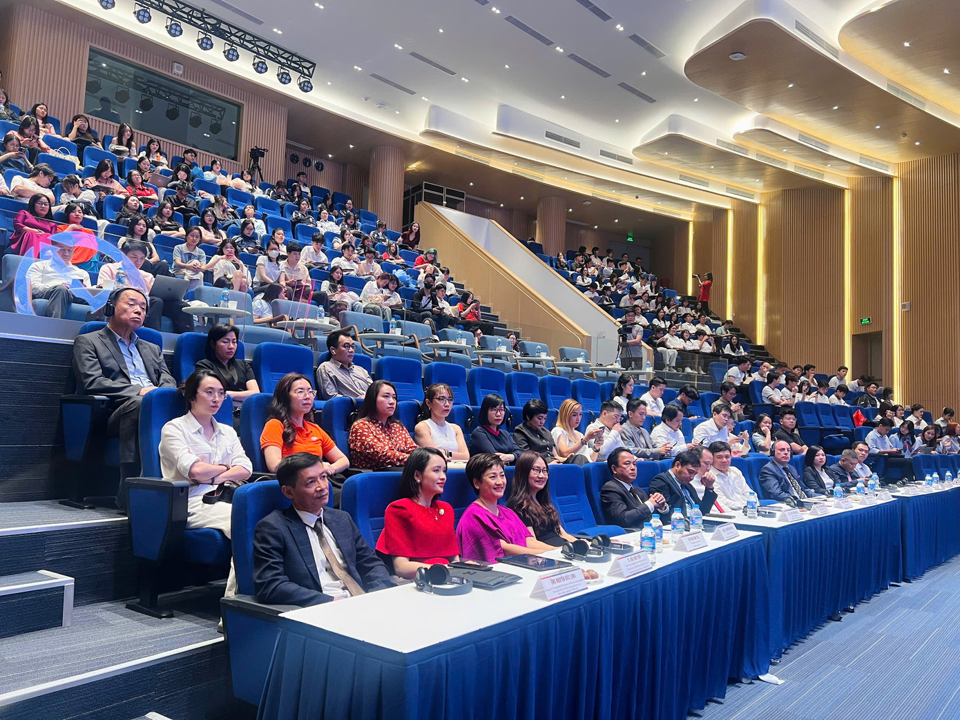 Các sinh viên, chuyên gia, giảng viên và doanh nhân trong nước và quốc tế tại Chung kết UEB Business Challenges Season 7 – nơi khép lại hành trình khởi nghiệp kéo dài hơn 6 tháng với chủ đề “Bứt phá tư duy – Dẫn lối thành công”.