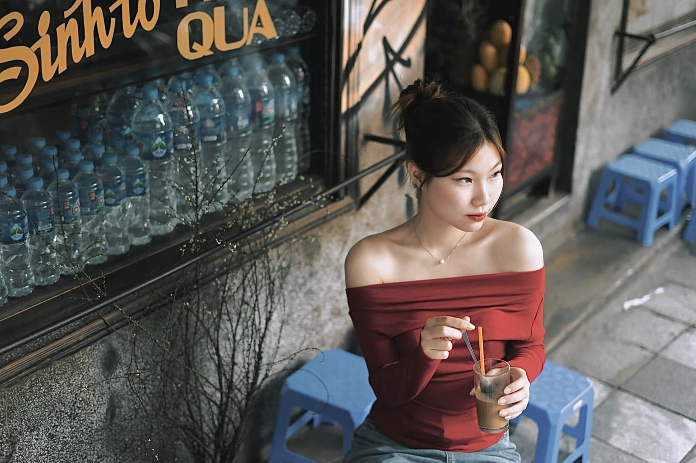 Phương Hà coi việc đi trà đá vỉa hè như một thói quen thú vị giúp cảm nhận nhịp sống Hà Nội. ( Ảnh NVCC) Phương Hà coi việc đi trà đá vỉa hè như một thói quen thú vị giúp cảm nhận nhịp sống Hà Nội. ( Ảnh NVCC)