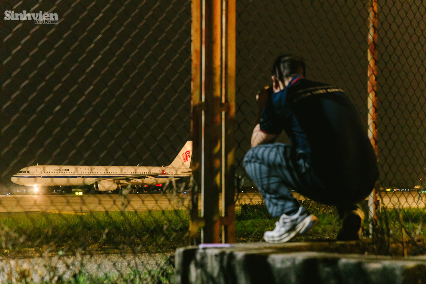 Hồi hộp chờ đợi, đôi khi là cả những lần "chụp hụt" đầy tiếc nuối, đó là những trải nghiệm khó quên làm nên sự thú vị của nghề chơi này. Khuê kể: "Tôi từng bỏ lỡ cơ hội chụp những chiếc Douglas DC-8, Ilyushin IL-78, hay Airbus A330 MRTT trong những lần có lịch công tác tại TP.HCM. Gần đây nhất, việc không thể ghi lại hình ảnh chiếc Airbus A310 – chuyên cơ của Thủ tướng Tây Ban Nha – khiến tôi vô cùng tiếc nuối. Đó đều là những dòng máy bay tôi chưa từng có cơ hội chụp và cũng rất hiếm khi xuất hiện tại Việt Nam."