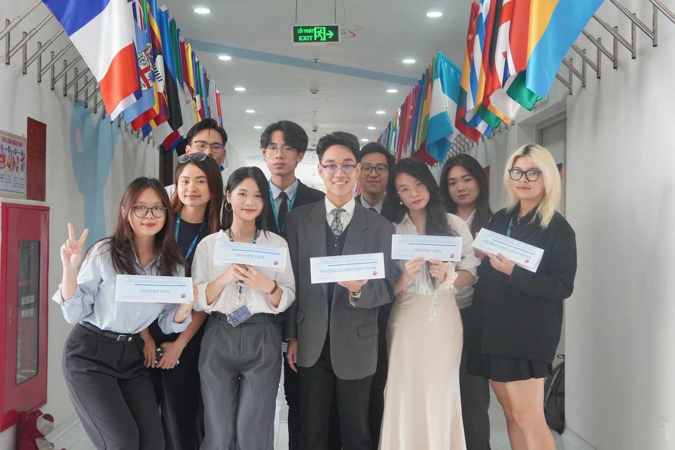 Đình Tài và các bạn sinh viên tại Học viện Ngoại giao. Đình Tài và các bạn sinh viên tại Học viện Ngoại giao.