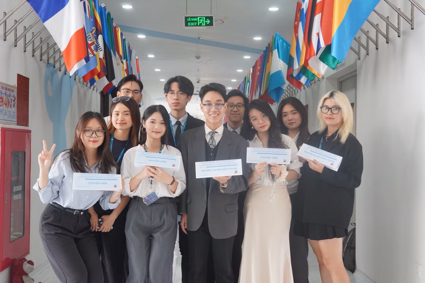 Đình Tài và các bạn sinh viên tại Học viện Ngoại giao.