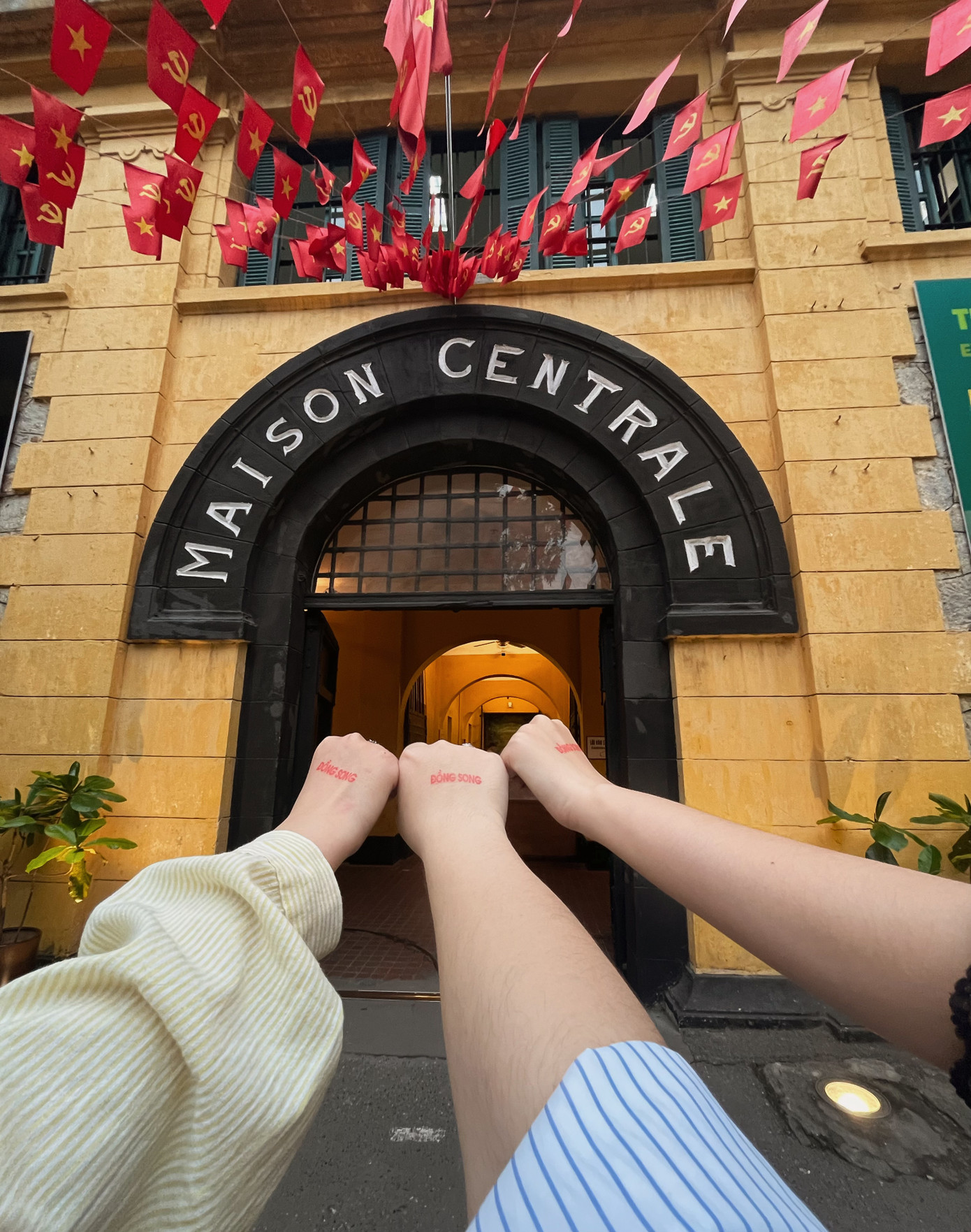 Giữa lòng thủ đô, Nhà tù Hỏa Lò đã trở thành một “địa chỉ đỏ” không thể lãng quên trong trái tim người Việt, là nơi giáo dục truyền thống cách mạng đối với người trẻ. Giữa lòng thủ đô, Nhà tù Hỏa Lò đã trở thành một “địa chỉ đỏ” không thể lãng quên trong trái tim người Việt, là nơi giáo dục truyền thống cách mạng đối với người trẻ.