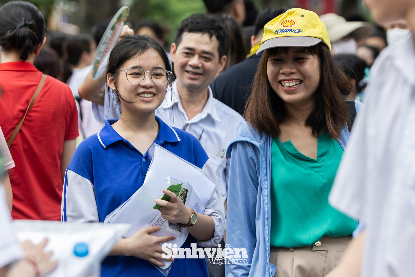 Có thể nói, 'niềm vui' và 'sự tự tin' là những cảm xúc bao trùm ngày thi đầu tiên của kỳ tuyển sinh lớp 10 Hà Nội. Việc cả hai môn Ngữ văn và Ngoại ngữ được đánh giá vừa sức, quen thuộc đã giúp các sĩ tử trút bỏ được gánh nặng tâm lý. Với sự khởi đầu thuận lợi này, nhiều em tin tưởng sẽ đạt điểm cao và có được tâm thế tốt nhất để chinh phục môn thi cuối cùng. Có thể nói, 'niềm vui' và 'sự tự tin' là những cảm xúc bao trùm ngày thi đầu tiên của kỳ tuyển sinh lớp 10 Hà Nội. Việc cả hai môn Ngữ văn và Ngoại ngữ được đánh giá vừa sức, quen thuộc đã giúp các sĩ tử trút bỏ được gánh nặng tâm lý. Với sự khởi đầu thuận lợi này, nhiều em tin tưởng sẽ đạt điểm cao và có được tâm thế tốt nhất để chinh phục môn thi cuối cùng.