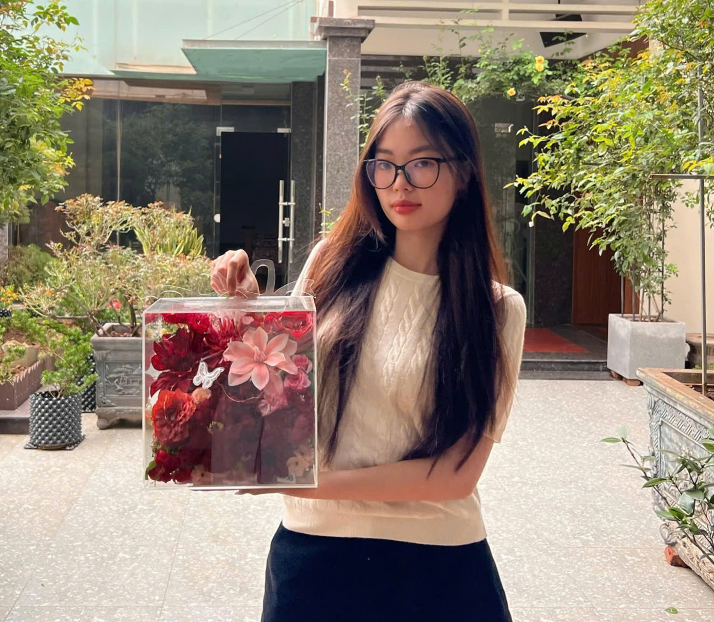 Cô nàng tận dụng dịp lễ này kinh doanh hoa và quà tặng.