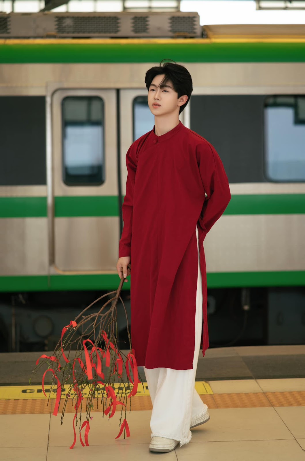 Chàng nhiếp ảnh trẻ Võ Phi Minh ghi lại hình ảnh áo dài trên ga tàu điện, thể hiện sự giao thoa giữa truyền thống và hiện đại trong mỗi bộ ảnh Tết.