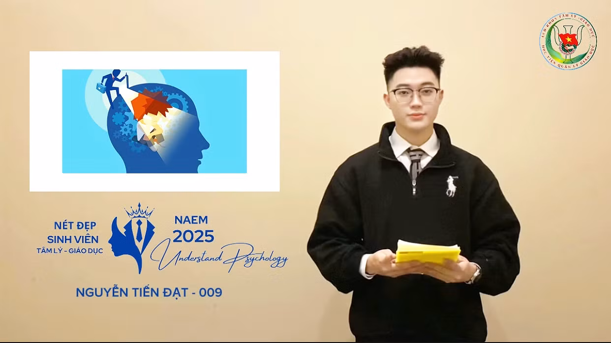 Ảnh trả lời phỏng vấn.