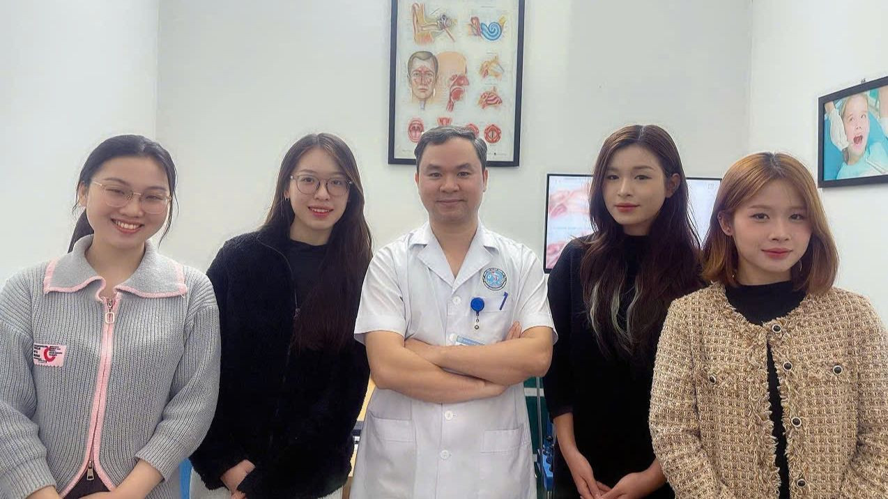 Bác sĩ Sơn khuyên mỗi người nên chủ động thực hiện các biện pháp phòng bệnh tai mũi họng để đón Tết khỏe mạnh, trọn vẹn niềm vui. Bác sĩ Sơn khuyên mỗi người nên chủ động thực hiện các biện pháp phòng bệnh tai mũi họng để đón Tết khỏe mạnh, trọn vẹn niềm vui.