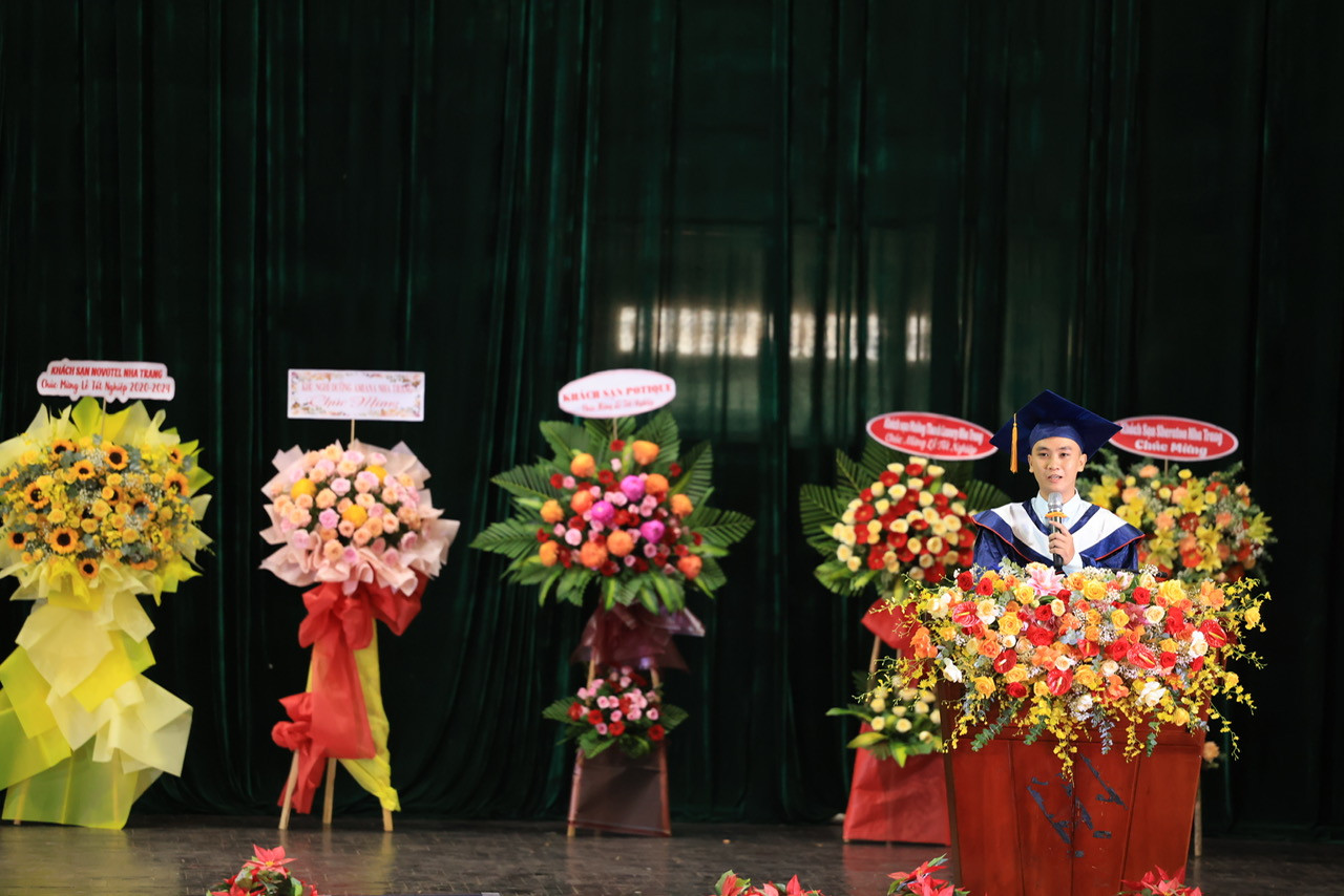 Việt Tỉnh đại diện sinh viên toàn khóa 2020-2024 phát biểu tại lễ tốt nghiệp, chia sẻ những trải nghiệm đáng nhớ trong suốt hành trình đại học và gửi lời tri ân đến thầy cô, bạn bè. Việt Tỉnh đại diện sinh viên toàn khóa 2020-2024 phát biểu tại lễ tốt nghiệp, chia sẻ những trải nghiệm đáng nhớ trong suốt hành trình đại học và gửi lời tri ân đến thầy cô, bạn bè.