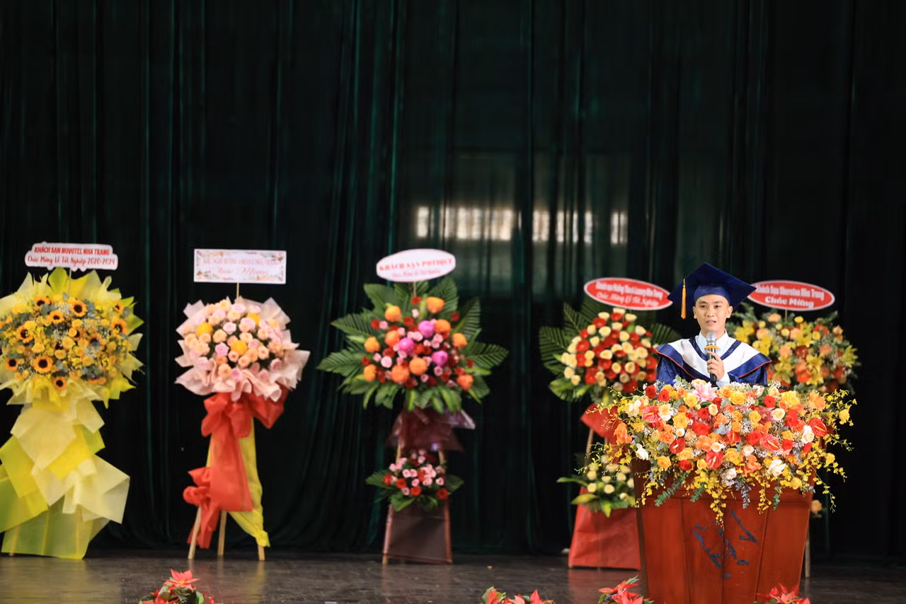 Việt Tỉnh đại diện sinh viên toàn khóa 2020-2024 phát biểu tại lễ tốt nghiệp, chia sẻ những trải nghiệm đáng nhớ trong suốt hành trình đại học và gửi lời tri ân đến thầy cô, bạn bè.