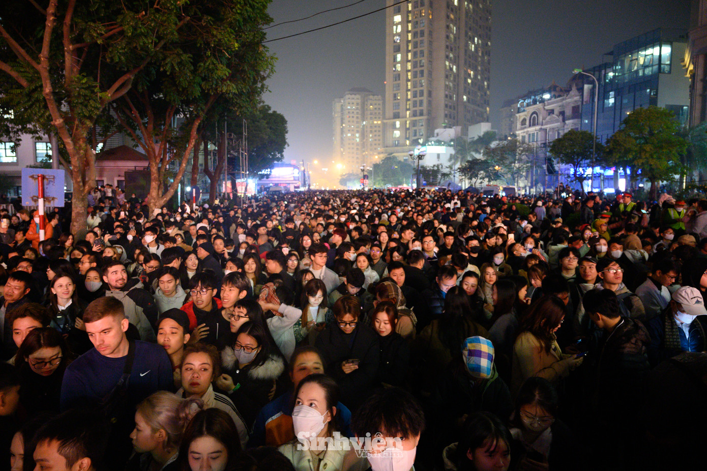 Hàng ngàn khán giả đổ về ngã tư Nguyễn Hoàng Tôn - Lạc Long Quân (quận Tây Hồ, Hà Nội) chứng kiến màn trình diễn kết hợp ánh sáng, âm thanh đặc sắc.