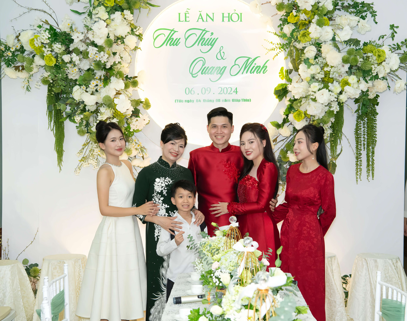 Phương Anh (váy trắng) cùng gia đình trong lễ ăn hỏi chị gái ruột.