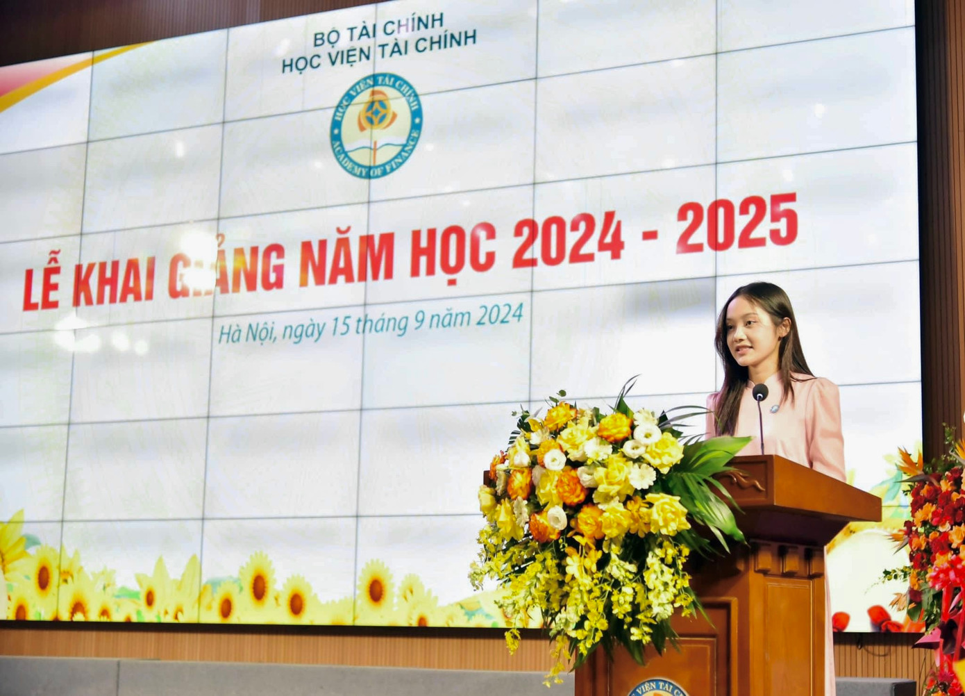 Lan Anh đại diện sinh viên Học viện Tài chính phát biểu tại Lễ khai giảng năm học 2024 – 2025. Lan Anh đại diện sinh viên Học viện Tài chính phát biểu tại Lễ khai giảng năm học 2024 – 2025.