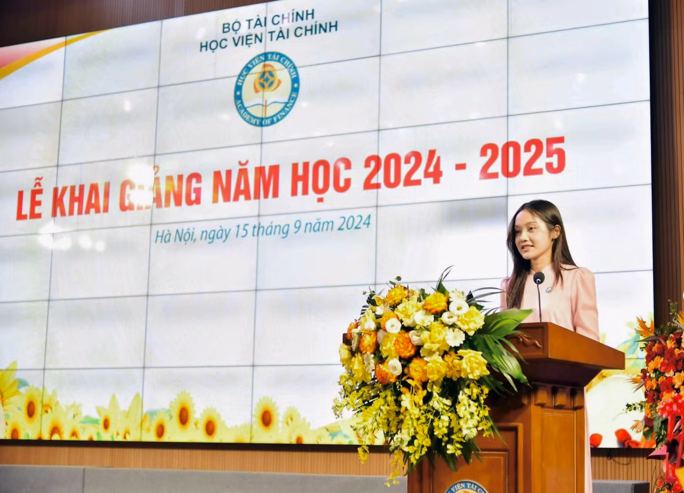 Lan Anh đại diện sinh viên Học viện Tài chính phát biểu tại Lễ khai giảng năm học 2024 – 2025.