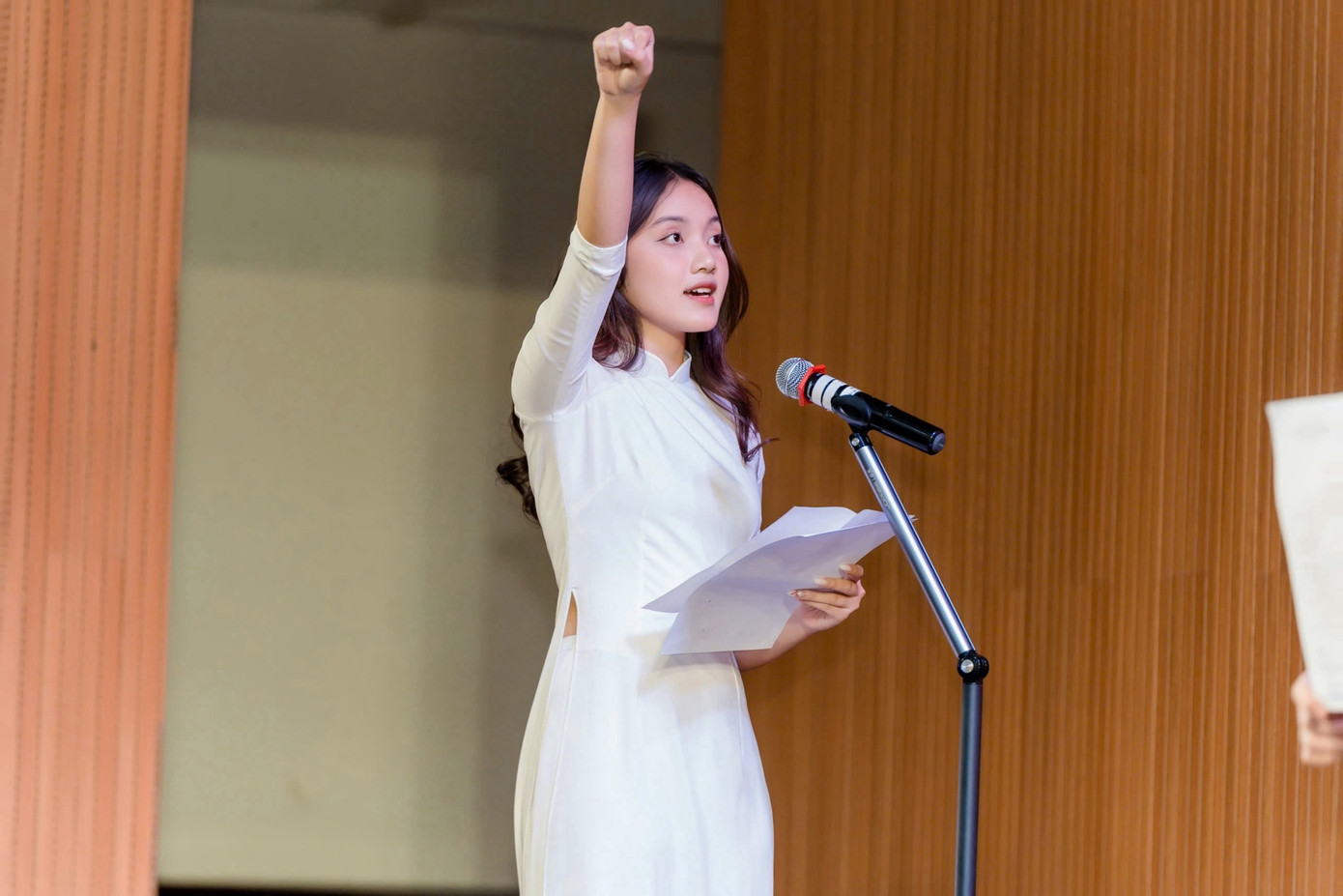 Lan Anh trong buổi lễ kết nạp Đảng. Lan Anh trong buổi lễ kết nạp Đảng.