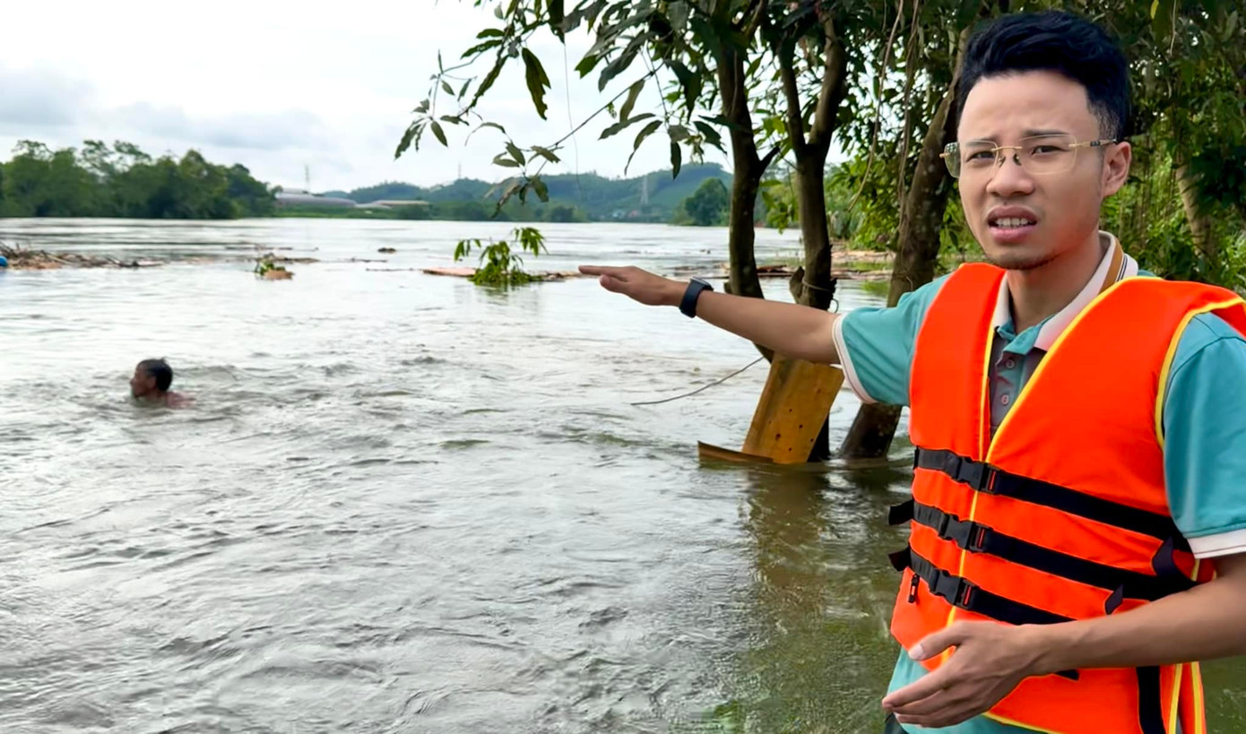 Phóng viên Cao Tuấn Ninh tác nghiệp trong đợt lũ lịch sử hậu bão số 3. Phóng viên Cao Tuấn Ninh tác nghiệp trong đợt lũ lịch sử hậu bão số 3.