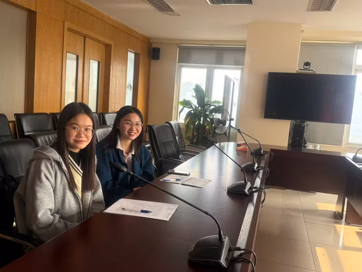 Nguyễn Hồng Anh (bên trái) và Vũ Thùy Trang (bên phải) trong ngày đầu tiên của kỳ thực tập.