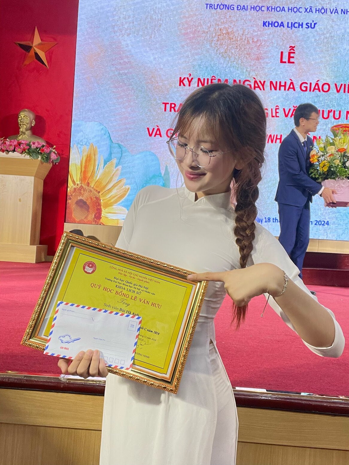 Hà Anh xuất sắc trở thành thủ khoa, đạt học bổng tại trường đại học. Hà Anh xuất sắc trở thành thủ khoa, đạt học bổng tại trường đại học.