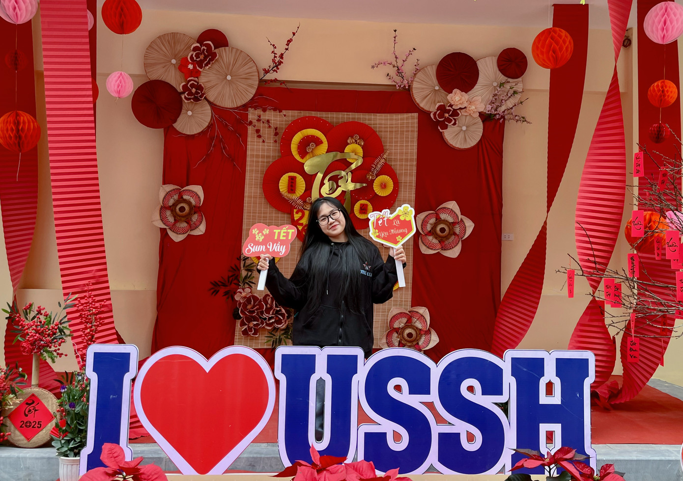 Thùy Dung chụp ảnh tại không gian Tết của Trường Đại học Khoa học Xã hội và Nhân văn, Đại học Quốc gia Hà Nội. (Nguồn: Phương Anh) Thùy Dung chụp ảnh tại không gian Tết của Trường Đại học Khoa học Xã hội và Nhân văn, Đại học Quốc gia Hà Nội. (Nguồn: Phương Anh)