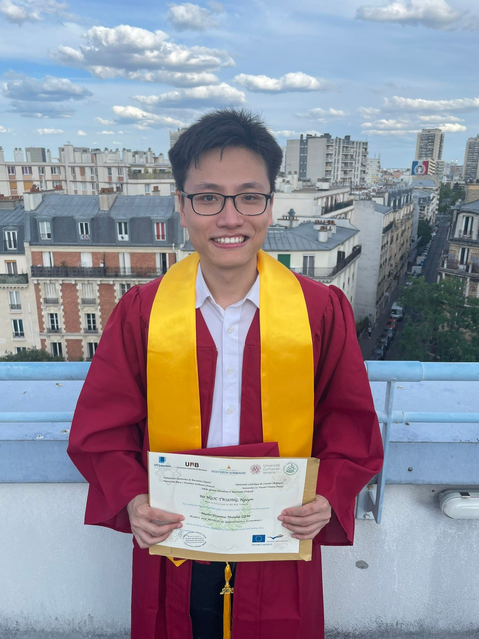 Ngọc Trường nhận bằng tốt nghiệp chương trình thạc sĩ Kinh tế học Định lượng thuộc Erasmus Mundus Master’s Program.