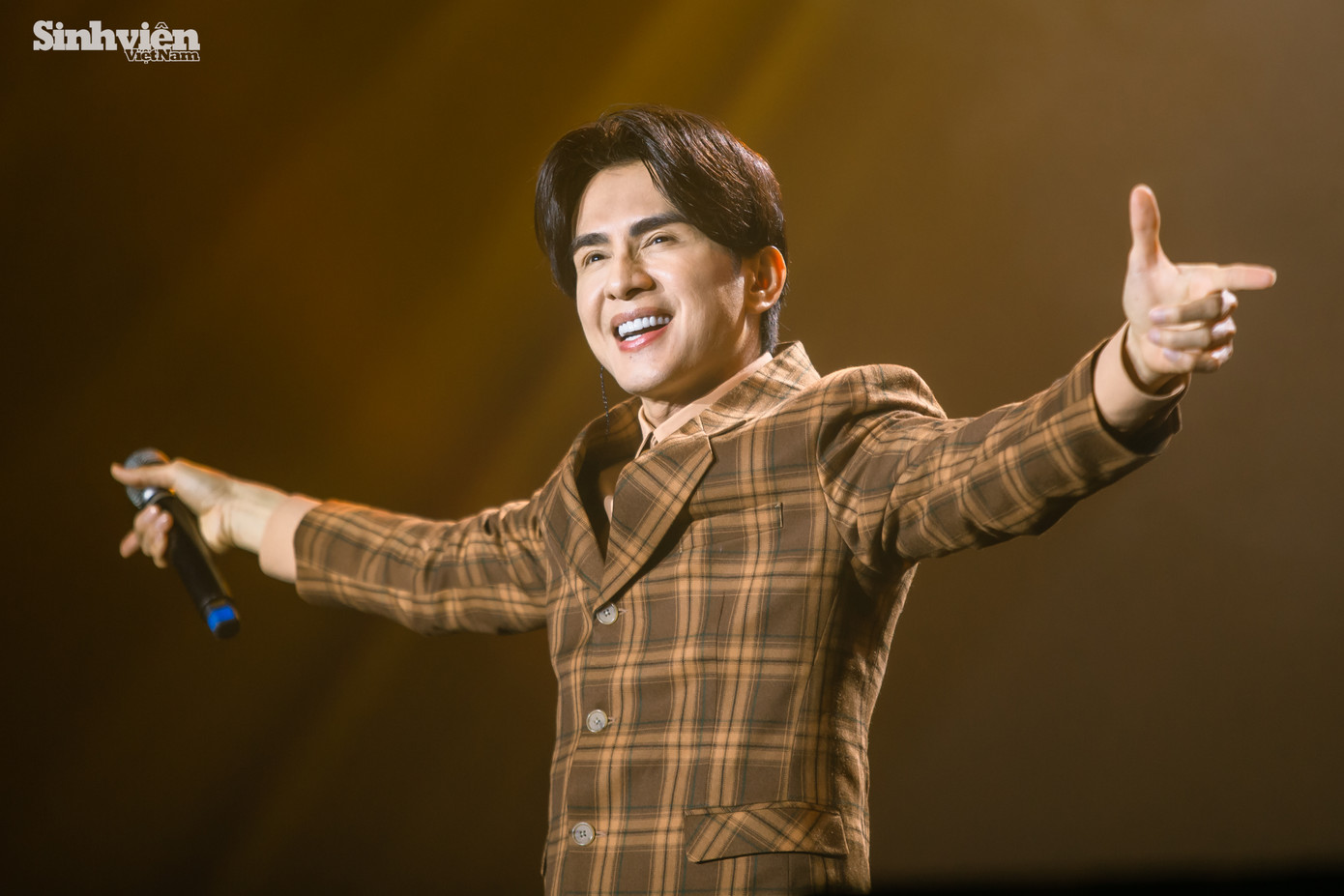 Khán giả sốc với &apos;visual hack tuổi&apos; của nam ca sĩ khi anh đã gần 50 tuổi.