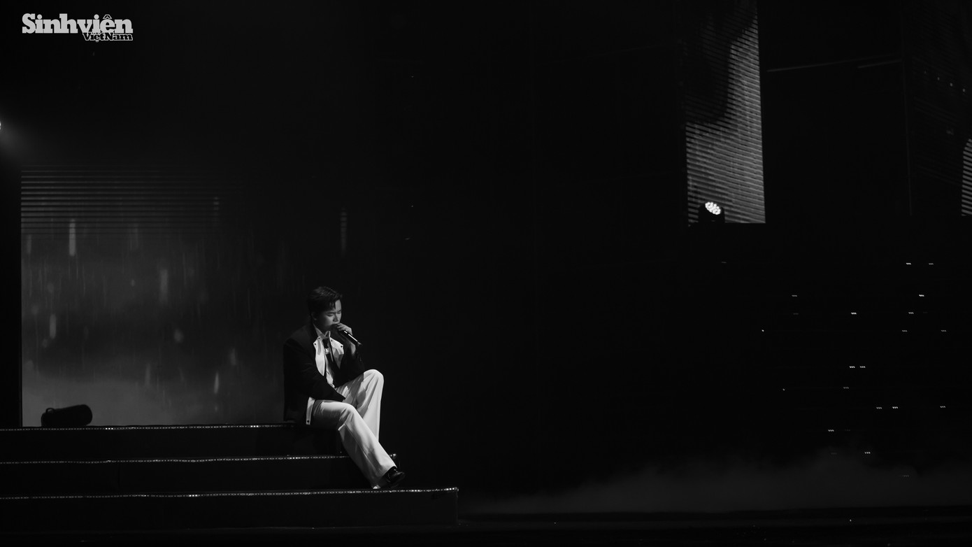 Bùi Công Nam đem đến cho khán giả bữa tiệc cảm xúc, nam ca sĩ cũng dành nhiều thời gian giao lưu cùng người hâm mộ, anh chia sẻ tại liveshow rằng: &quot;Anh có cảm giác như đi diễn ở Anh trai vượt ngàn chông gai.&quot;