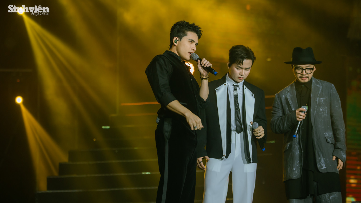 Mở màn liveshow Dốc Mộng Mơ -Anh em kết đoàn 2 là sự kết hợp đầy cảm xúc của các &quot;Anh tài&quot; Quốc Thiên, Bùi Công Nam, Hà Lê.