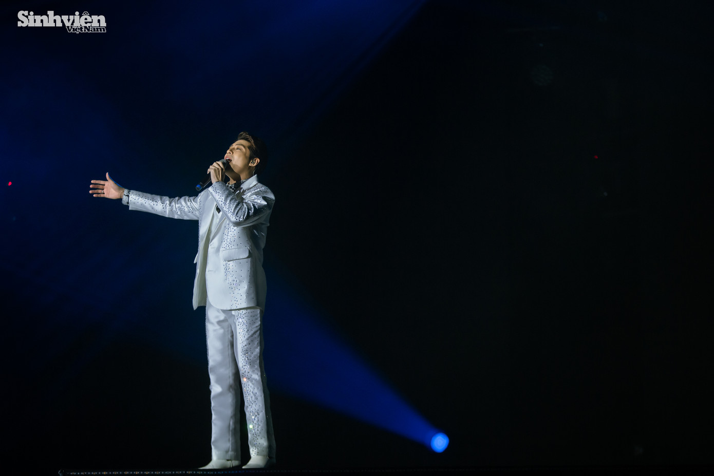 Thần thái ngôi sao của nam ca sĩ khiến khán giả &apos;đứng ngồi không yên&apos;.